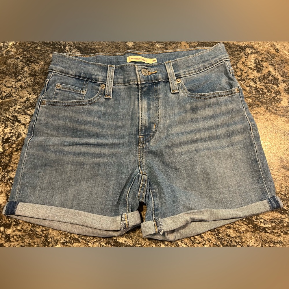 Women’s Levis Mid Length Jean Shorts 26 Waist
